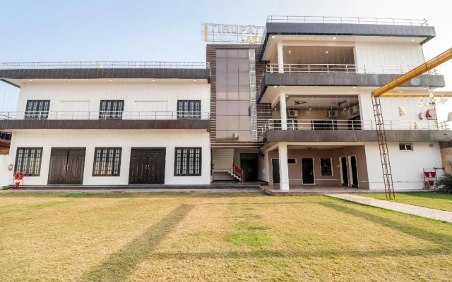 SPOT ON 65353 Hotel Triupati Lawn