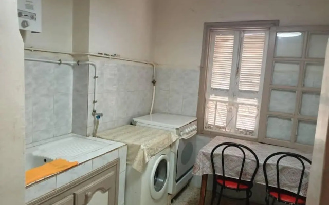 F2 bien équipé en centre-ville de Béjaïa