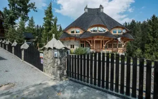 Rezydencja Gaudi SPA z kominkiem