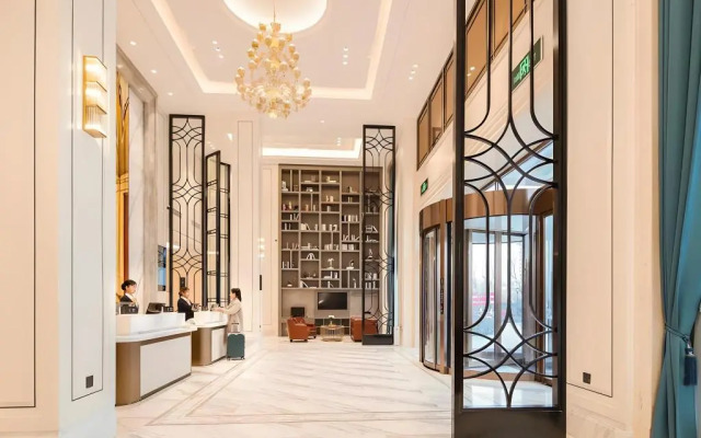 Vienna International Hotel (Luyi Passenger West Station)