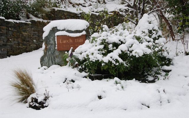 Larch Hill Bed & Breakfast / Homestay