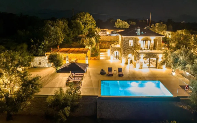 Villa Chriselia - 3 Bedrooms With Sea Access