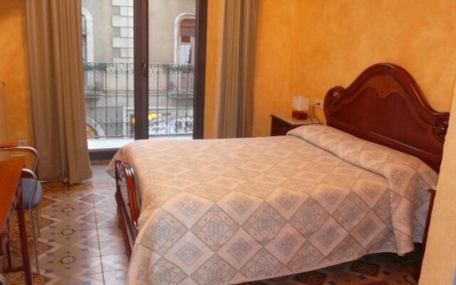Hostal Adarnius