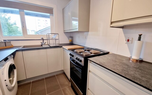 Airy Home with Free Parking in Glasgow