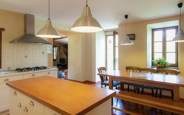 Exquisite Holiday Home in Issac With Swimming Pool