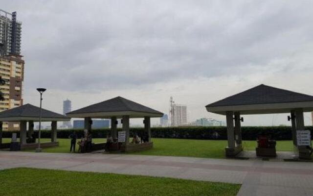SM Light Residence - 1BR Condo with Balcony FF