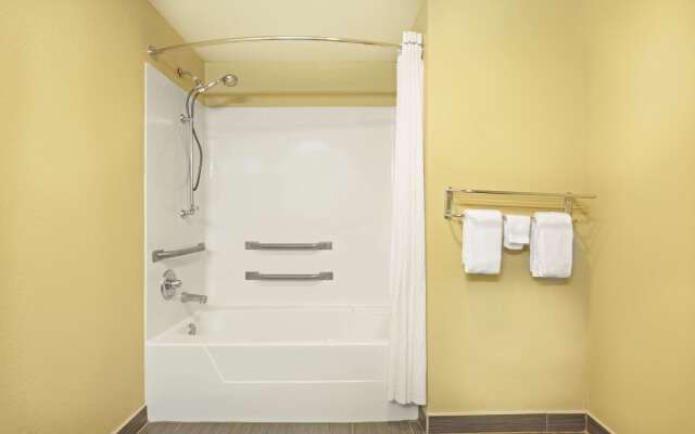 Super 8 by Wyndham Covington