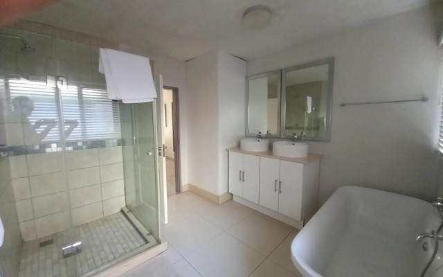 Mount Royal - 32 Large 1 bed with balcony upstairs