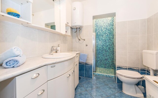 Beautiful Apartment in Brodarica With Wifi and 3 Bedrooms