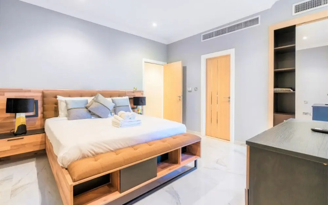 Luxurious 5 Bedroom Duplex with terrace & sea view