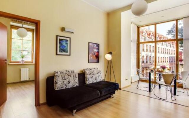 Cozy & Comfy Old Town Apartment With Balcony
