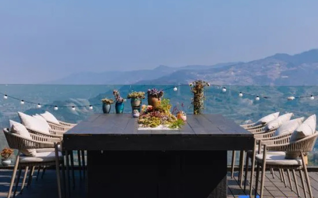 Half Hidden - Peachland Mountain Boutique Resort & Spa