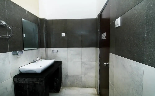 OYO 365 Kingsgate Transit Hotel