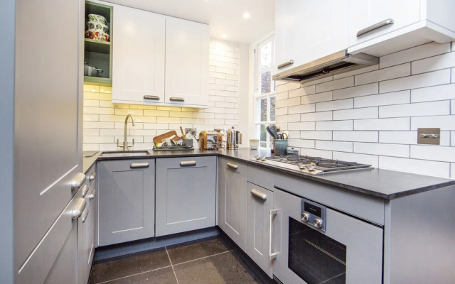 Super Convenient one bed Apartment With Terrace Just off Kensington High Street