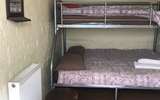 Drewe Arms Bunk Rooms & Church Cottage