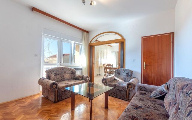 Nice Apartment in Kastel Luksic With 3 Bedrooms