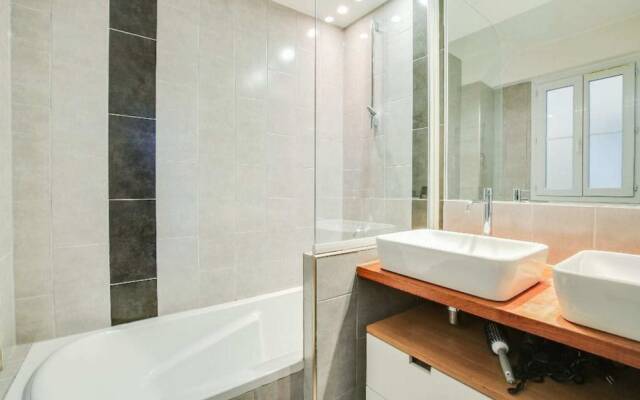 Apartment for 4 Persons View on the Eiffel Tower