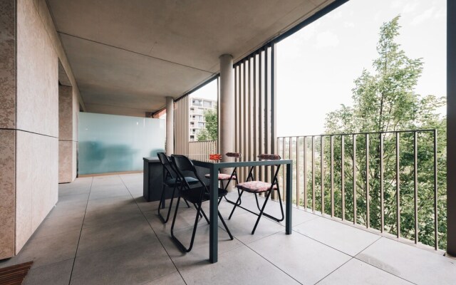 Stylish 1BR Apt w Balc Cloche dOr