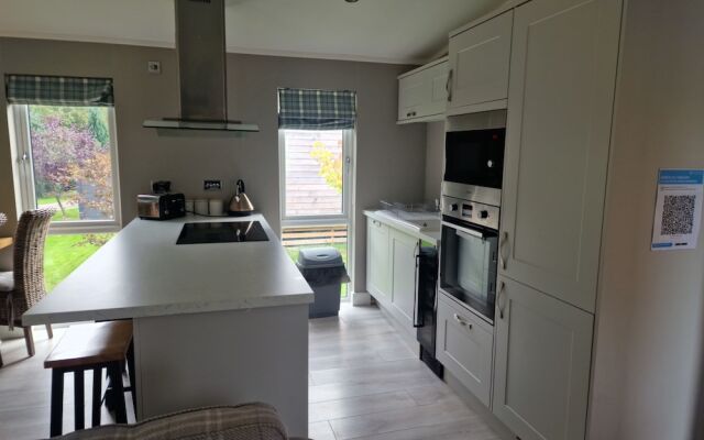 Luxury Lodge - Sleeps 4, hot tub & Parking