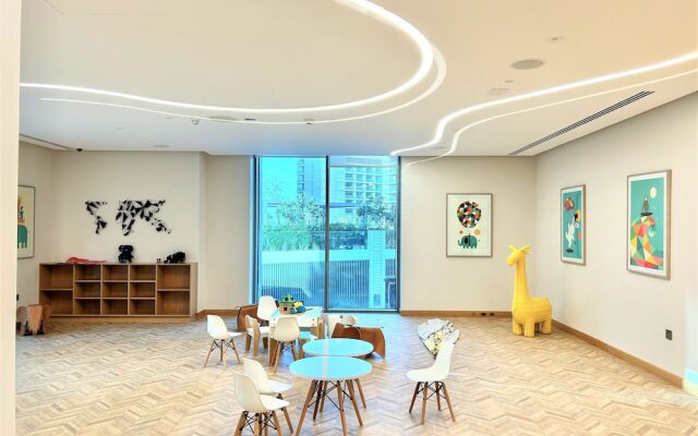 Elegant Stay: Balcony & Stunning Dubai Creek Views