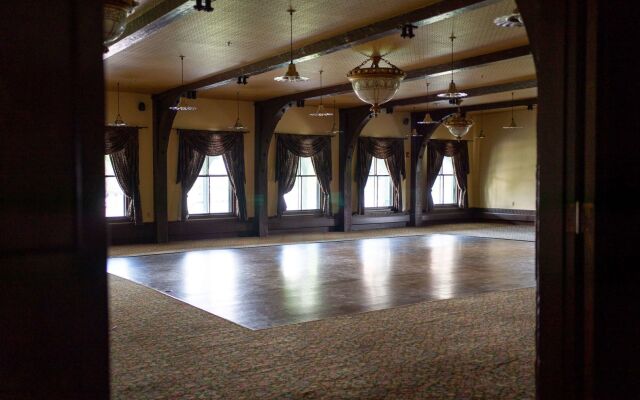 Sheridan Inn, B/W Signature Collection