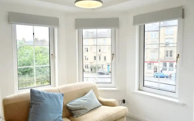Modern And Central Flat In Roseburn Area