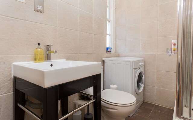 2 Bedroom Flat Sleeps 4 in Pimlico