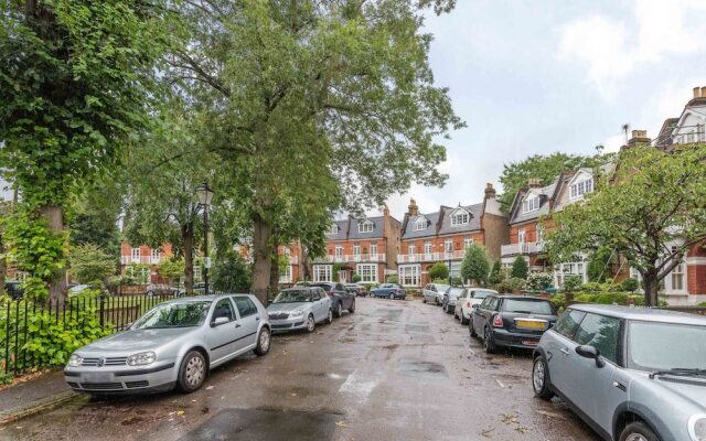 Royal Richmond Family Home by Kew Gardens