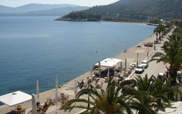 Saronis Hotel