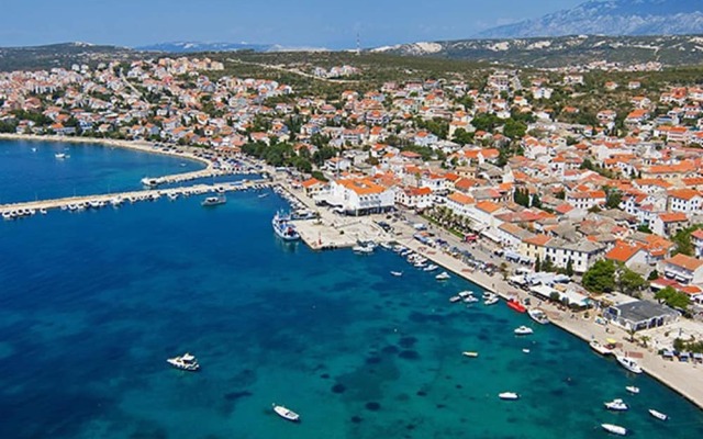 Spacious Apartment in Novalja near Sea