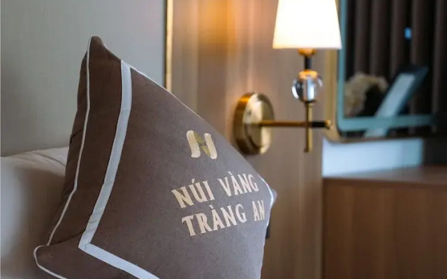Núi Vàng Tràng An