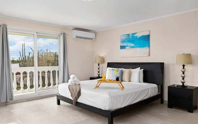Sleeps 12 Spacious Private Pool Great Location