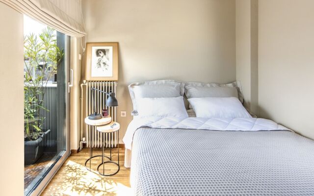 Stylish Sunny Apartment 1 stop to City Center by VillaRentalsgr