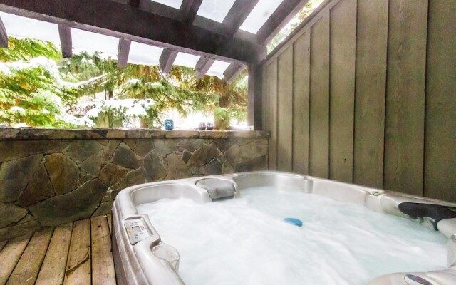 Spacious Town Home With Private Hot Tub