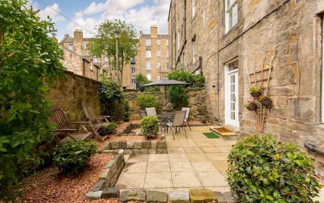 Elegant ground-floor 3BR New Town Apt w/ Garden