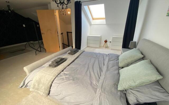 The Duplex Nairn- Spacious 3 Bedroom with sunny balcony