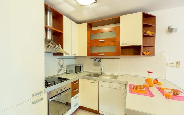 Leona & Borna Central Suites