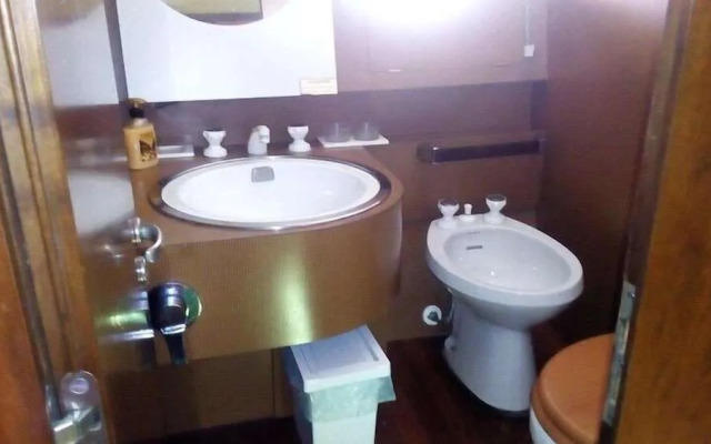 Akhir Cruise Charter