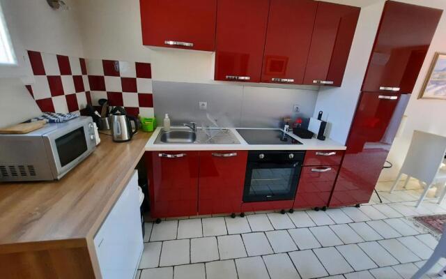 Coquet T2 ,terrasse,parking ,4 kms d Avignon