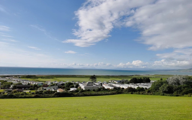 Snowdonia Holiday Sea Beach and Mountains View