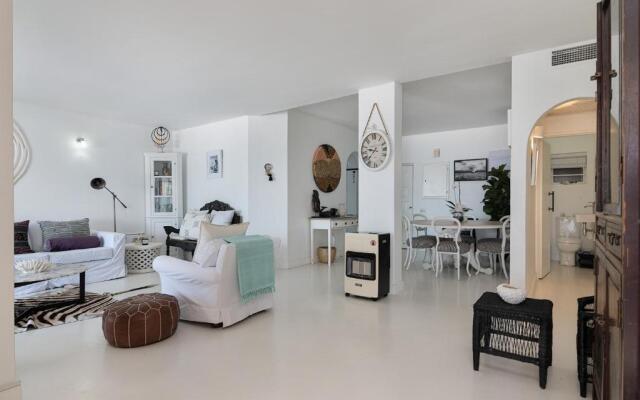 Santorini Perissa 16 - Family Only