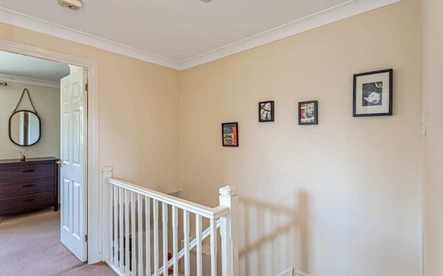 Beautiful 3 Bed House W Patio 10 Mins to Excel
