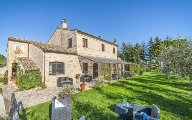 Lavish Home in Fermo With Pool