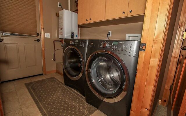 Snow Summit Chalet 1086 by RedAwning