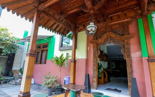 OYO 512 Ndalem Mantrijeron Hotel