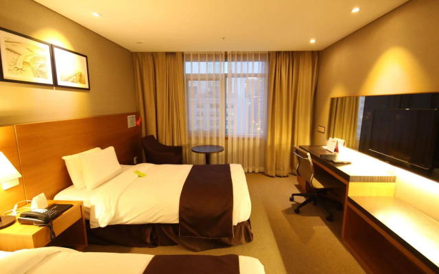 The Central Plaza Hotel