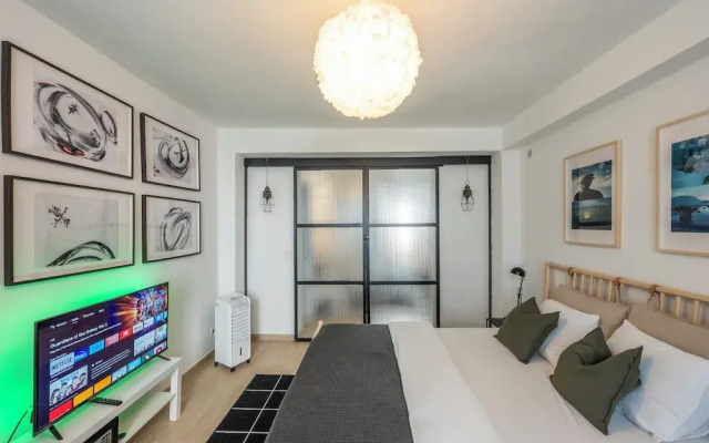 Stylish 3 Bd 3 Bath Duplex In Brussels