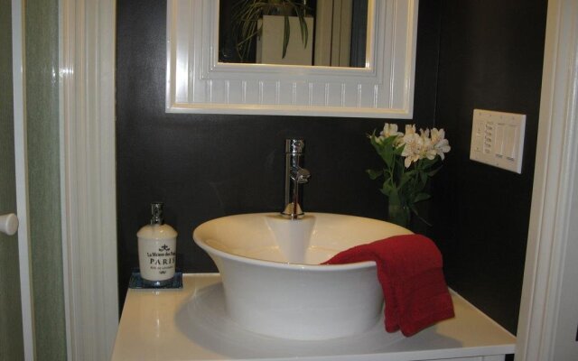 Cedar Suite Bed and Breakfast by Elevate Rooms