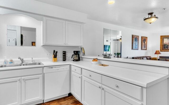 Relaxing Royale 2 Bedroom Condo by Redawning