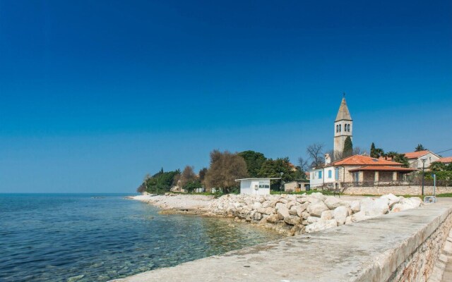 Nice Apartment in Lovrecica With Wifi and 2 Bedrooms